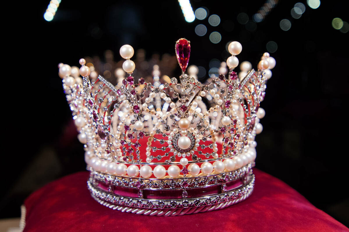 1000 бриллиантов и 500 жемчужин: в Казани показали короны для победительниц «Мисс БРИКС»