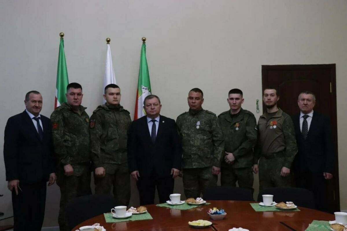 Бойцы СВО в отпуске обсудили с главой Нурлатского района вопросы фронта за чашкой чая