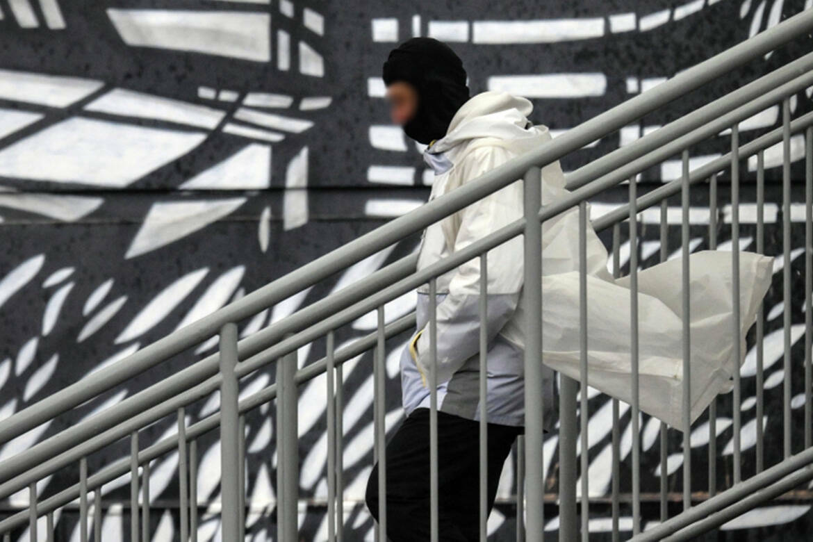 Новый способ обмана придумали мошенники – на удочку уже попались двое молодых жителей Татарстана. Мошенники сначала убедили их провести дома видеообыск. В процессе трансляции осмотра жилья заметили сейфы с охотничьим оружием. Аферисты убедили юношей взломать сейфы и вывезти оружие из дома.