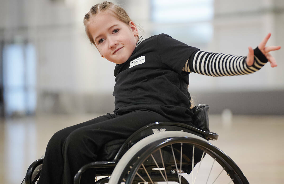 Восьмилетняя Николь обожает танцы. Как только слышит музыку, начинает двигаться в ритм. Она мечтает побеждать в соревнованиях по танцам на колясках, но самое главное – мечтает ходить. При помощи вице-премьера РТ Рината Садыкова она вместе с мамой и братом приехала в Казань и здесь имеет возможность тренироваться, готовиться к соревнованиям.