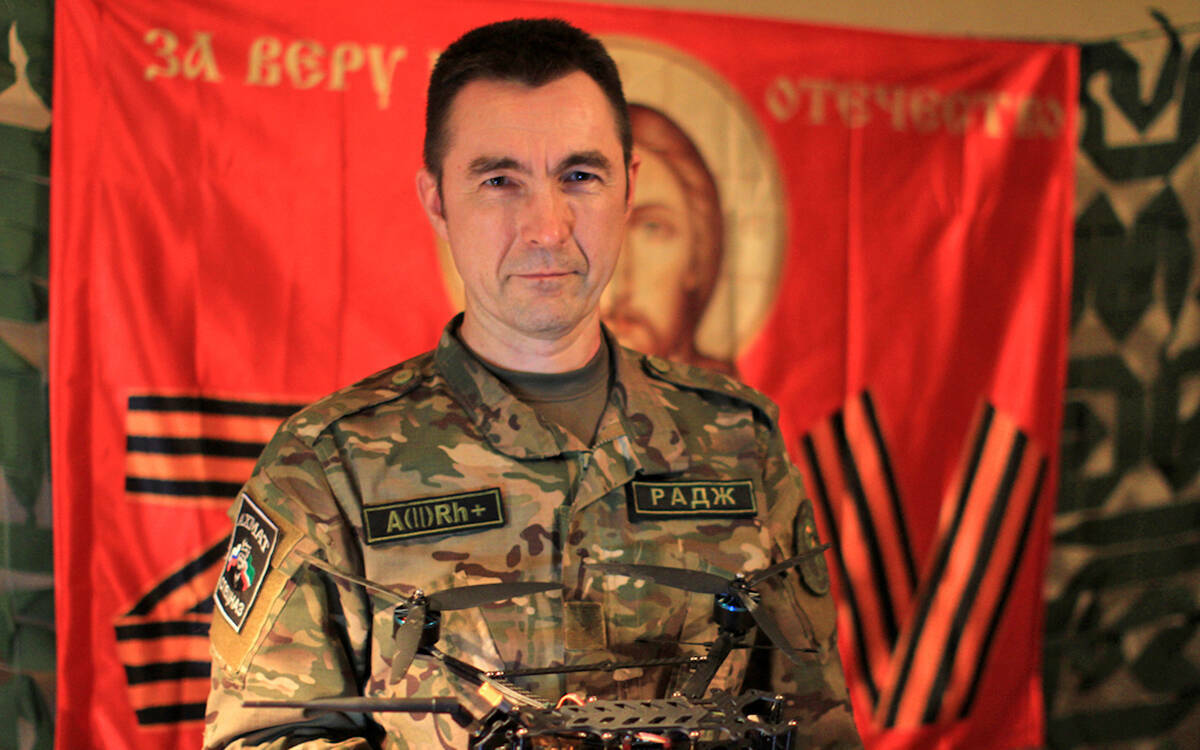 Радж Хальфин – программист из Казани. Ушел на СВО добровольцем осенью 2023 года, хотя имел бронь. Служил и связистом, и штурмовиком, и медбратом. К службе готовился основательно, поэтому, как предполагает сам, и вернулся живым. Его знания оказались очень полезны фронту.