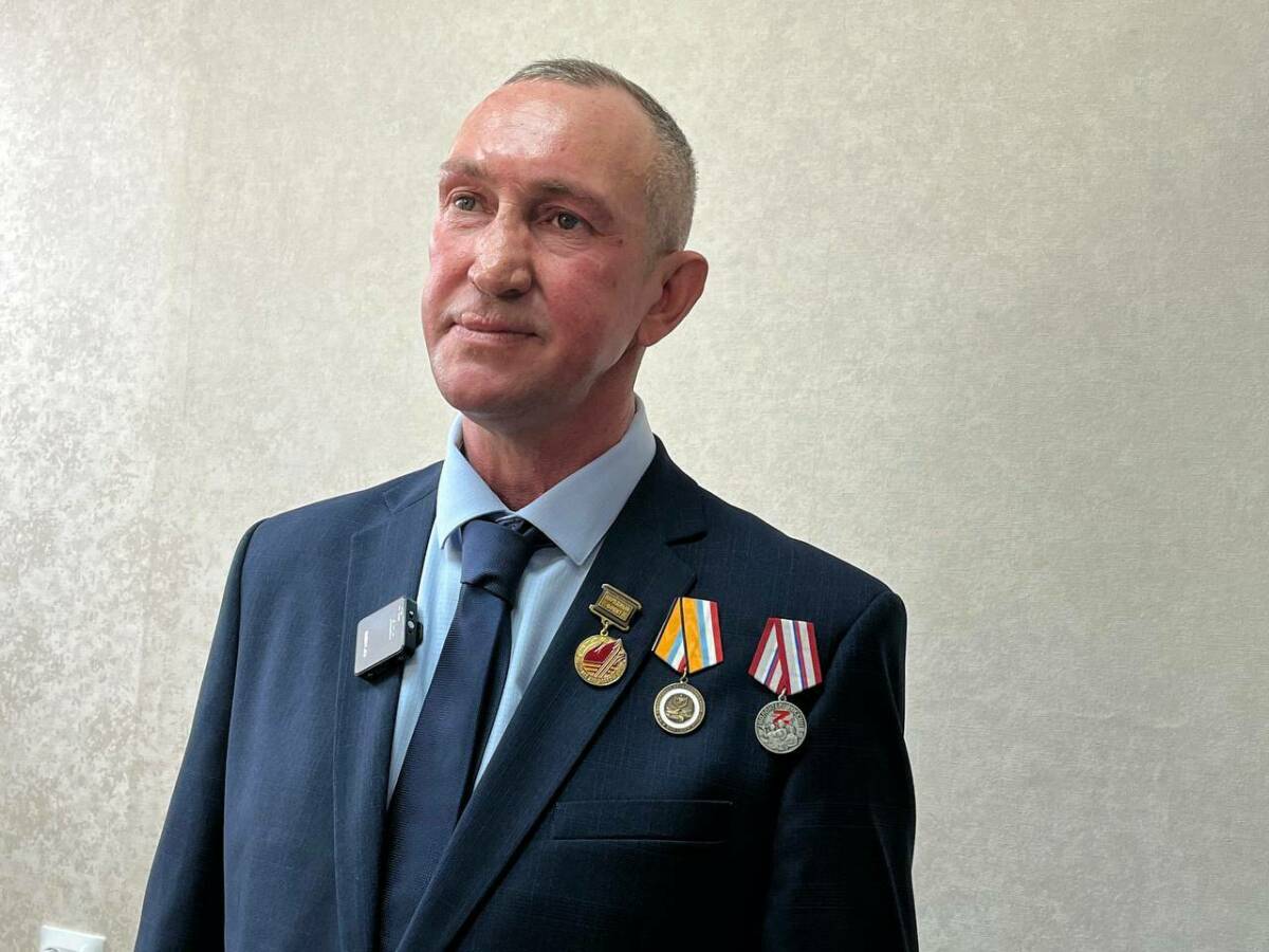 «Поездки на СВО занимают не меньше 10 дней»: челнинец получил медаль «Волонтеру России»