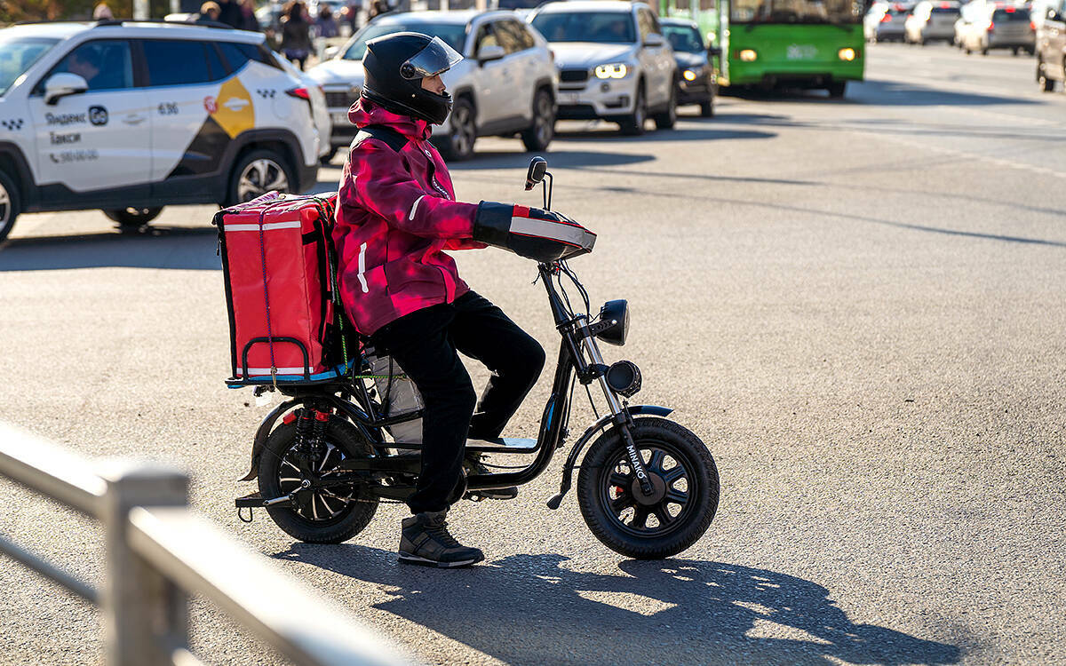 Президент России Владимир Путин поручил проработать вопрос о возможных ограничениях на движение электровелосипедов по тротуарам.
