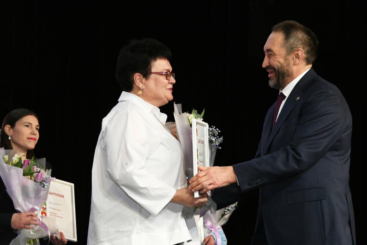 Алексей Песошин наградил победителей республиканского конкурса «Женщина года»