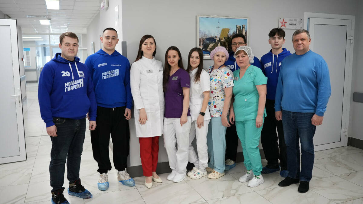 Активисты «Молодой Гвардии» РТ поздравили сотрудниц военного госпиталя с 8 Марта