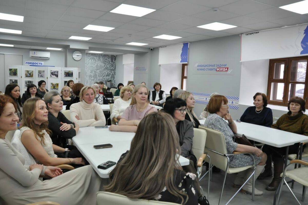 В Штабе общественной поддержки «ЕР» женщин-волонтеров поздравили с наступающим 8 Марта