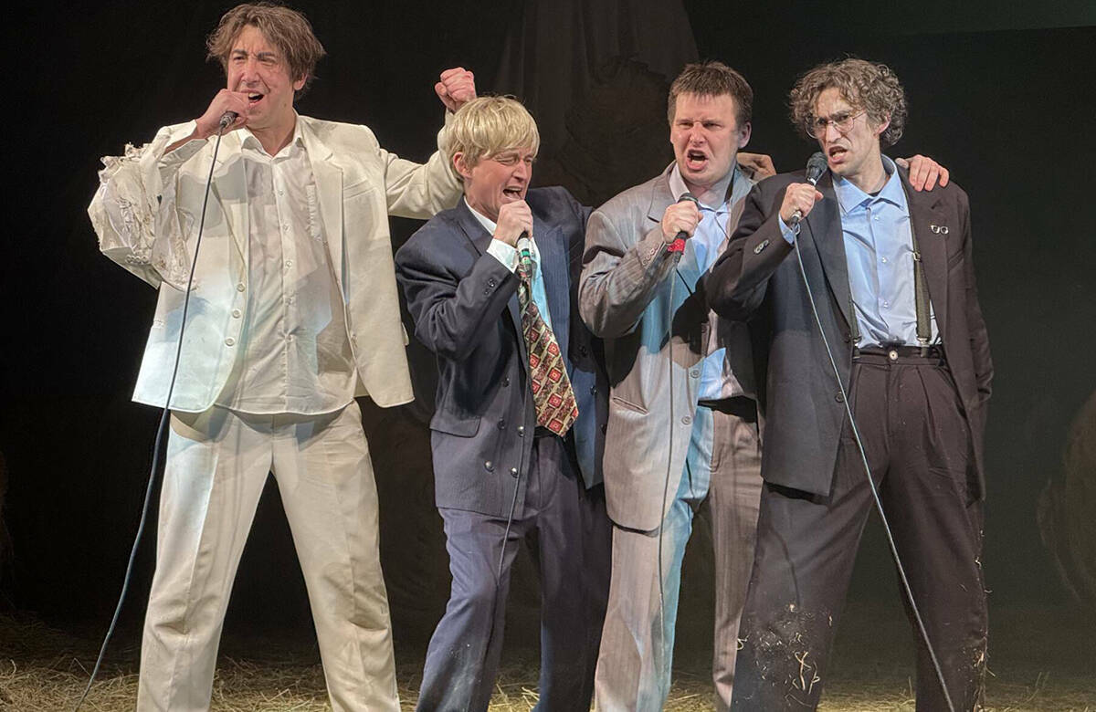 В минувший четверг в казанском театре имени Тинчурина прошла премьера спектакля «Казанские парни» («Казан егетләре»). Главные роли в постановке Айдара Заббарова по пьесе Мансура Гилязова исполнили Артем Пискунов и Зульфат Закиров. Смогли ли казанские парни вновь завоевать любовь публики – в материале «Татар-информа».