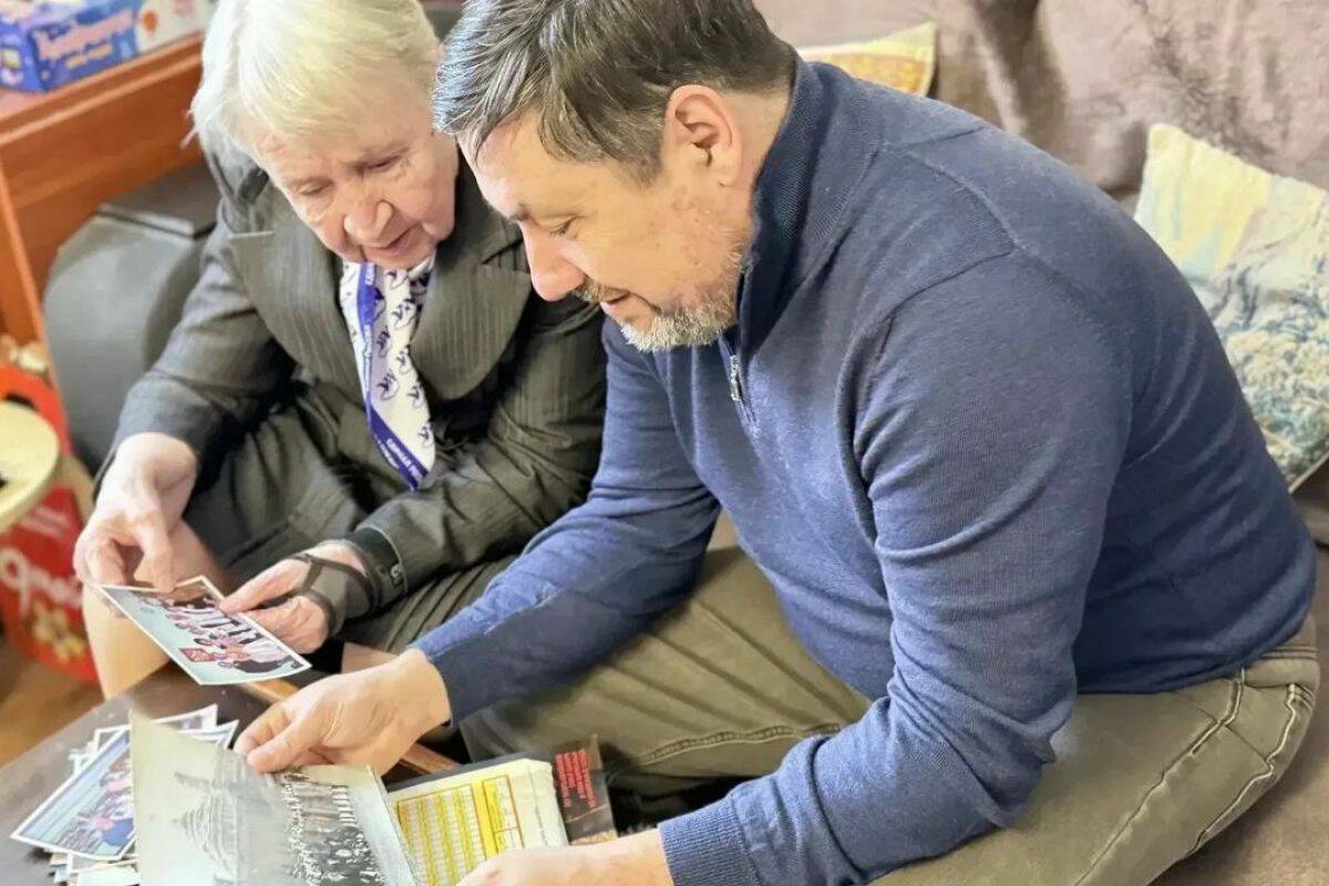 В Казани представители «ЕР» поздравили с наступающим 8 Марта старейшего члена партии