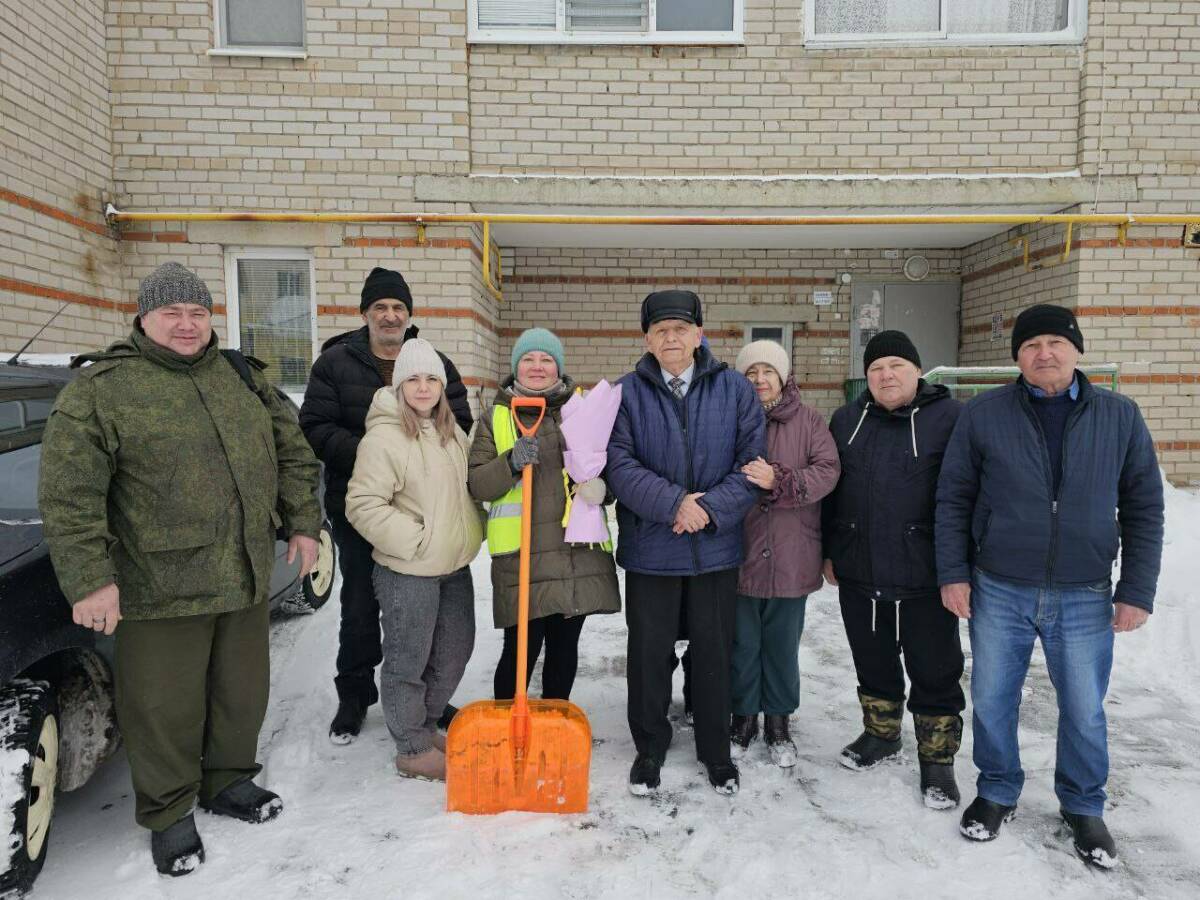 Жители одного из дворов Бугульмы поздравили своего дворника с 8 Марта