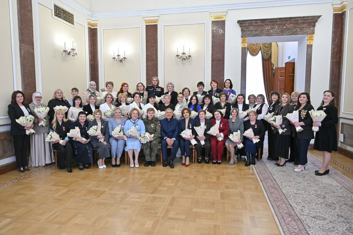 Героини нашего времени: кого чествовал накануне 8 Марта в Казанском Кремле Минниханов