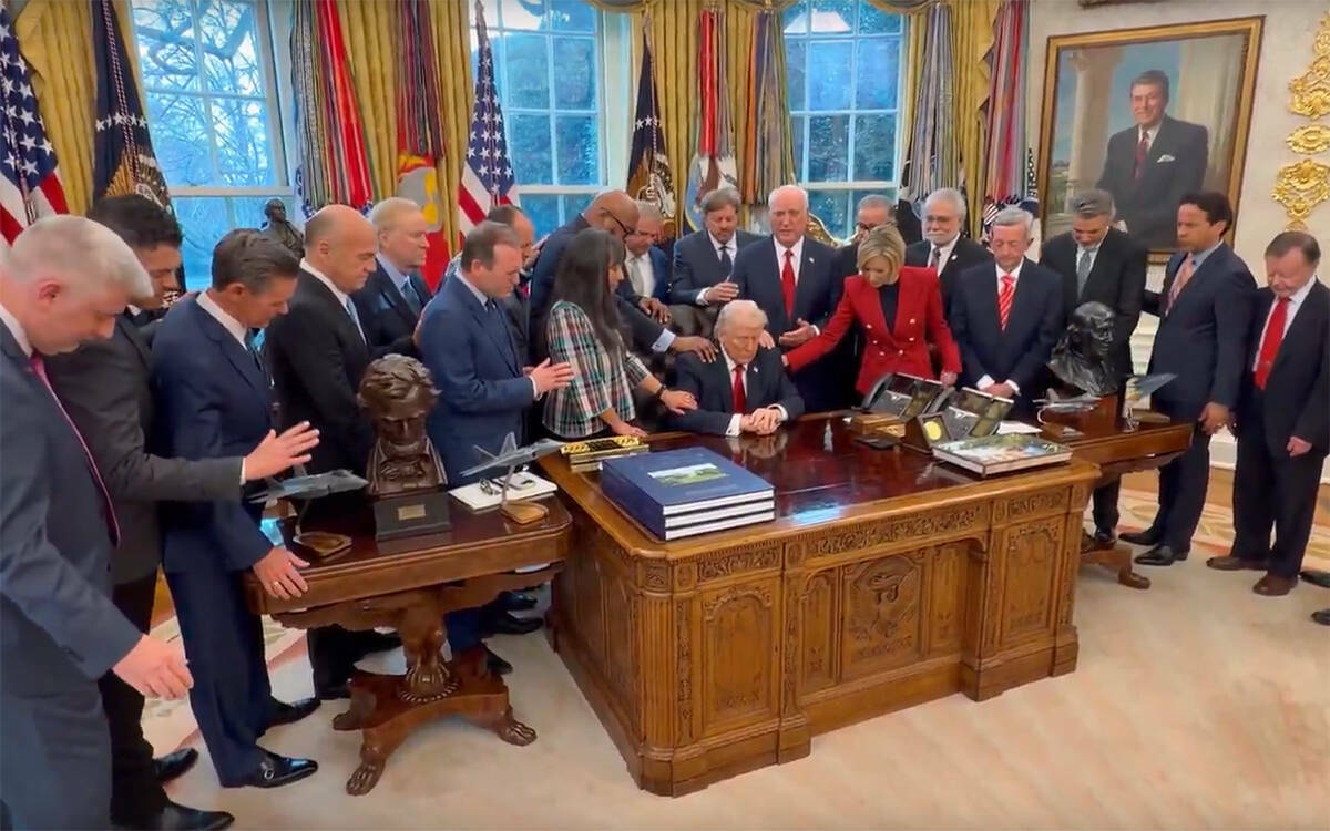 Политическую элиту США захлестнула волна религиозного фундаментализма. И дело не только в пресловутом трамповском движении MAGA, призывающем вернуться к консервативным ценностям, все гораздо сложнее. Как нападение Америки на Иран получило «духовное» оформление и почему США все больше сближаются с Израилем – в колонке обозревателя Альберта Бикбова.