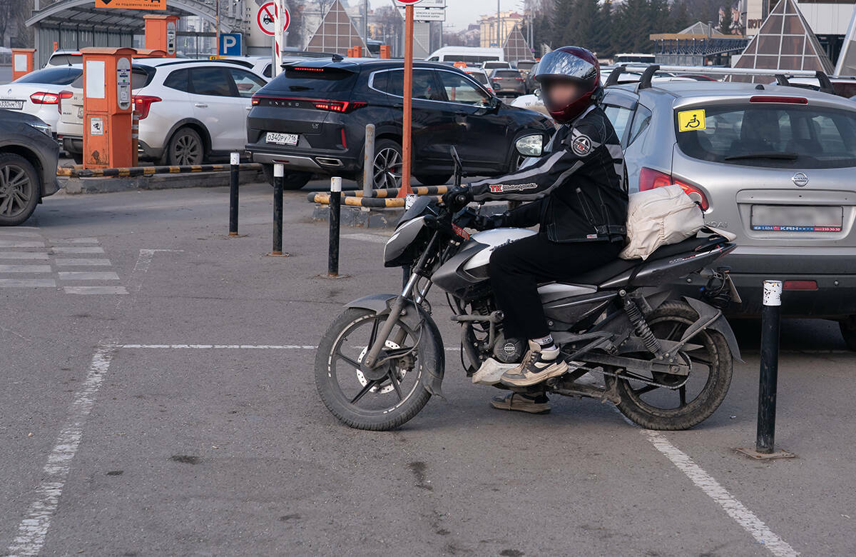 148 детей погибли за последние три года в России в ДТП с мототранспортом. Статистика шокирует, однако подростков на питбайках на дорогах меньше не становится. ГАИ Казани провела проверки на дорогах, чтобы в преддверии открытия официального сезона напомнить о рисках и опасности.