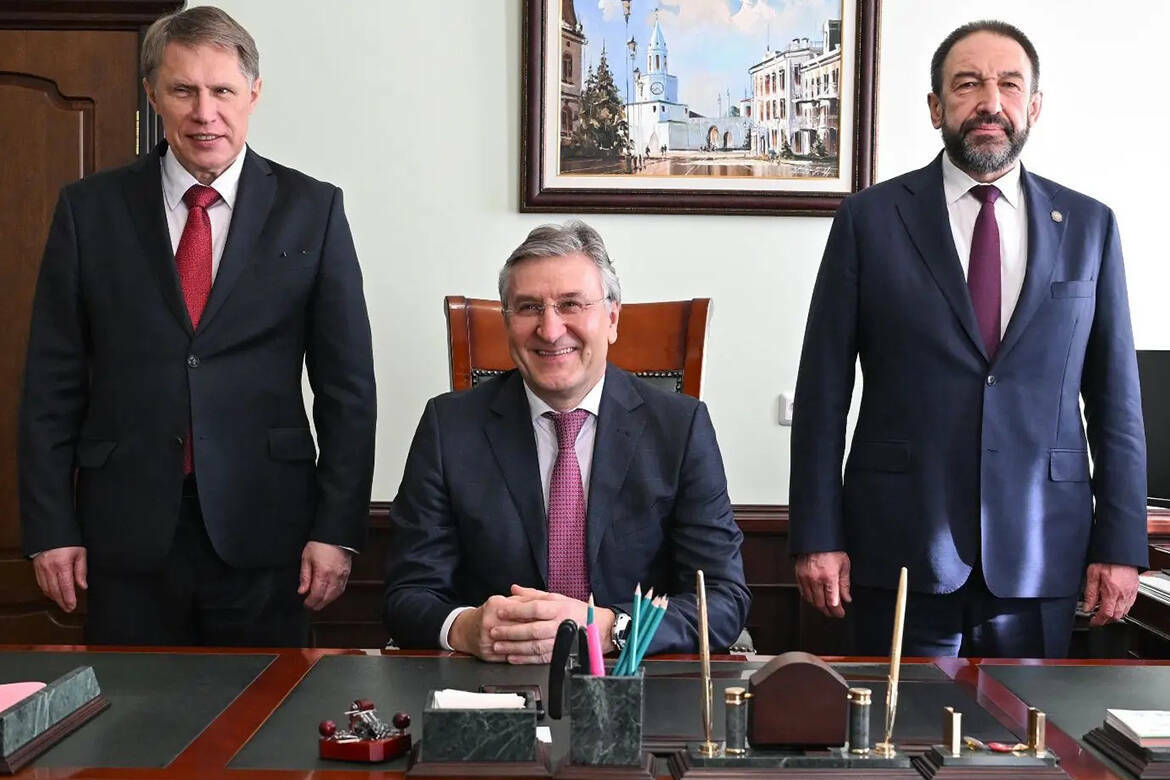 Сегодня исполняющим обязанности ректора Казанского государственного медицинского университета стал Айрат Фаррахов – доктор наук, заслуженный врач, экс-министр здравоохранения РТ, депутат Госдумы РФ. «Философ», «достойный руководитель», «эксперт» – так сегодня говорили о Фаррахове на новом месте работы.