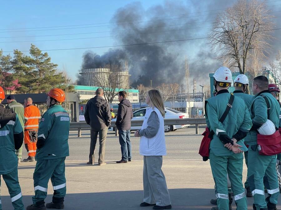 После пожара на «Нижнекамскнефтехиме» 22 человека остаются в больницах, трое погибли. Поисково-спасательные работы и разбор завалов продолжаются. О состоянии пострадавших, причинах взрыва, выплатах семьям и о том, как сейчас работает предприятие, – в обзоре «Татар-информа».