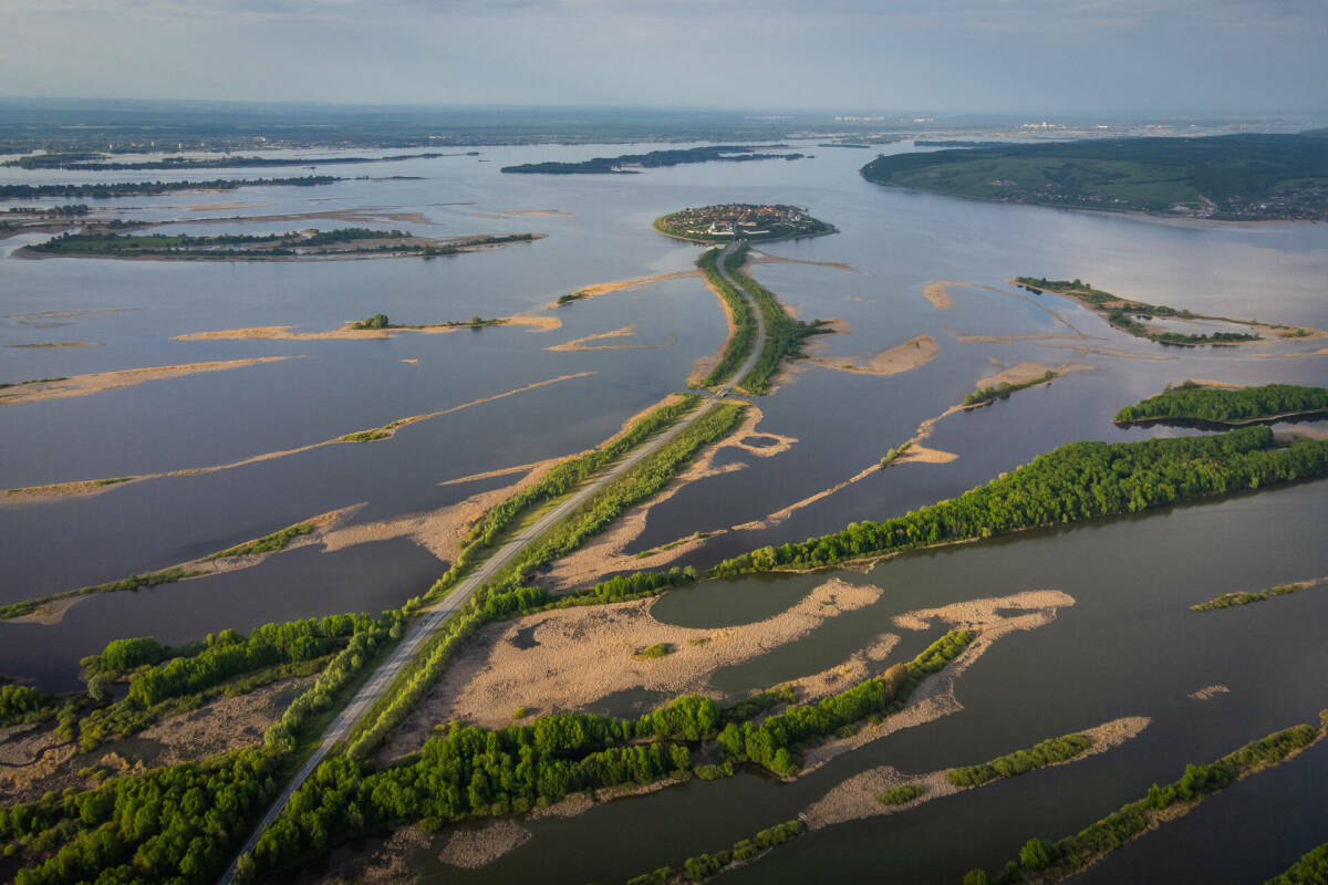 На фоне активного половодья Росводресурсы увеличили сбросы воды через Камские гидроузлы. Снежная зима усилила приток, но паводок оказался «растянутым» и управляемым. О текущей ситуации на Волге, рисках обмеления и прогнозах на лето – в материале «Татар-информа».
