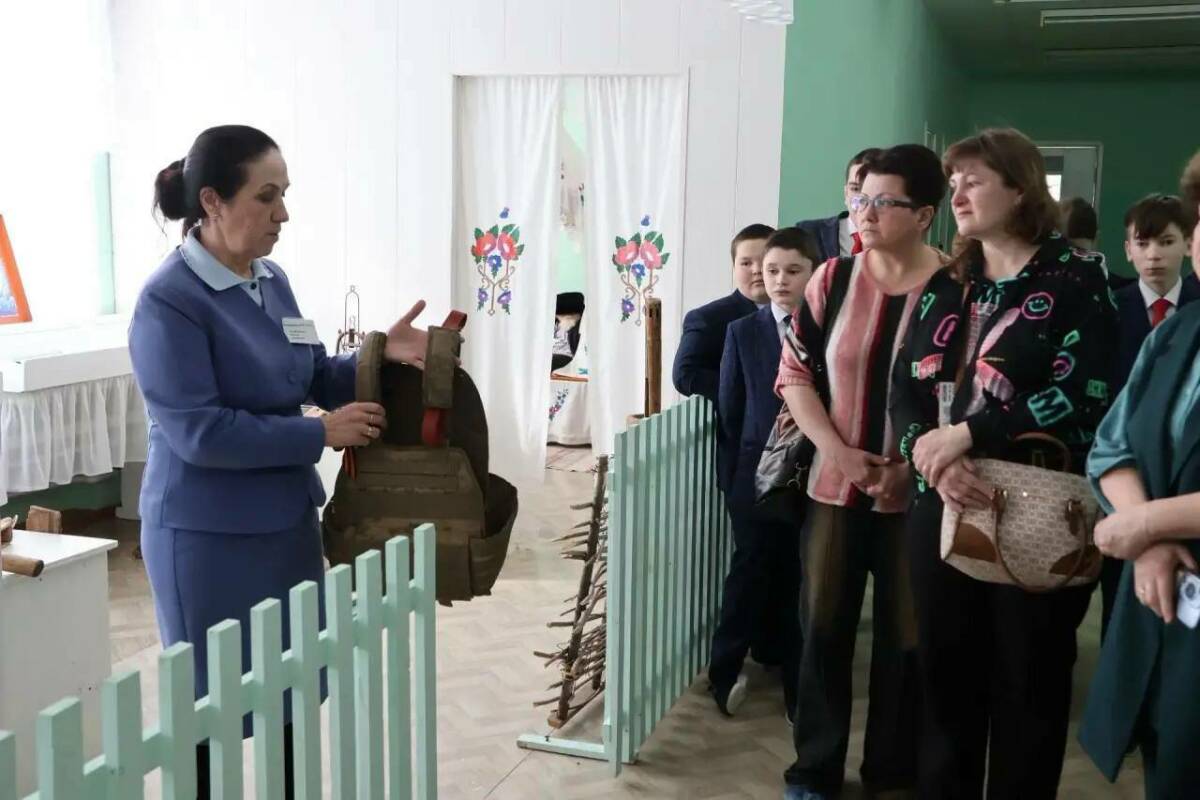 «Пусть напоминает о подвиге»: школе Актанышского района передали бронежилет участника СВО