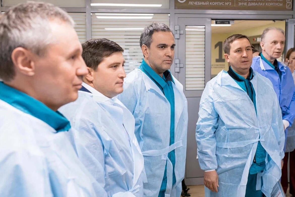 После пожара на «Нижнекамскнефтехиме», унесшего жизни 12 человек, в Нижнекамске продолжается работа с последствиями ЧП. Пострадавшие проходят лечение, семьям погибших и раненых выплачены компенсации, ведется восстановление поврежденного жилья.