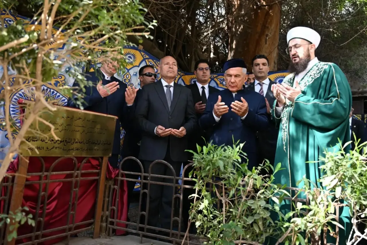 Миңнеханов Каһирәдә татар дин белгече Муса Бигиев каберен зиярәт кылды