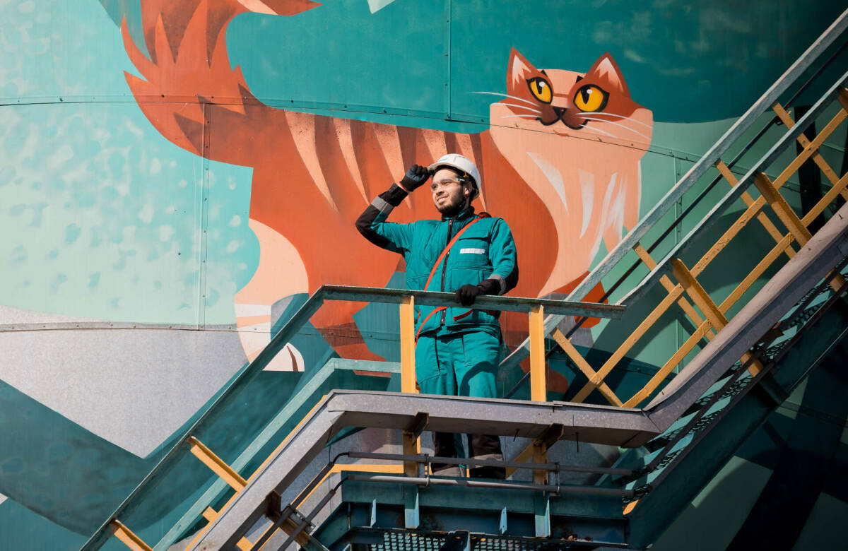 Путь от аппаратчика до ведущего инженера, проекты по импортозамещению и сотни тонн сэкономленного сырья: «Инженер года» Булат Яруллин сегодня занимается развитием производства на казанском предприятии СИБУРа – «Казаньоргсинтезе». О том, как полимеры влияют на жизнь каждого и почему отрасль нефтехимии важнее, чем кажется, – в нашем материале.