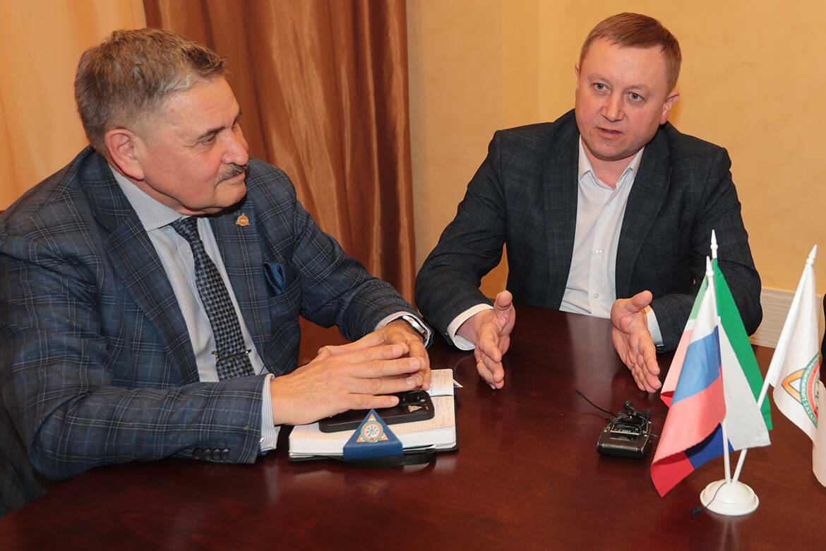 Елабуга показывает фантастический экономический рост, во многом благодаря активному развитию особой экономической зоны «Алабуга». Однако инфраструктура и города, и ОЭЗ не успевает за столь стремительным развитием. С какими проблемами сталкиваются жители района и какие перспективы здесь есть для предпринимателей – в материале «Татар-информа».