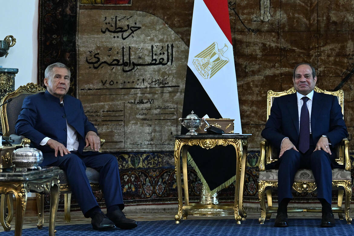 Минниханов находится с рабочим визитом в Египте. Сегодня он встретился с президентом страны, стороны обсудили расширение сотрудничества, в том числе в АПК. Накануне Раис РТ побывал в филиале КФУ в Каире и посетил Большой Египетский музей, где ему показали национальное достояние страны – знаменитую маску Тутанхамона. Подробнее – в нашем обзоре.