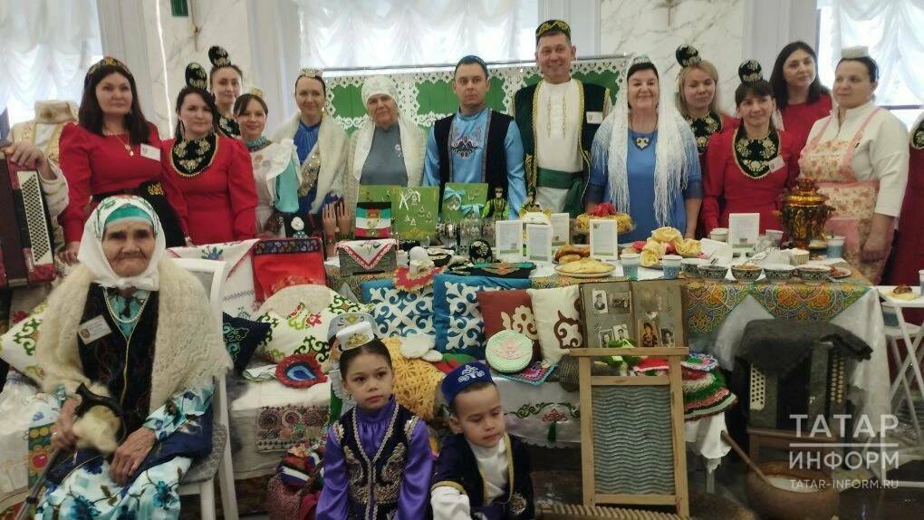 Казанская семья угостила гостей фестиваля «Эхо веков» татарским хворостом
