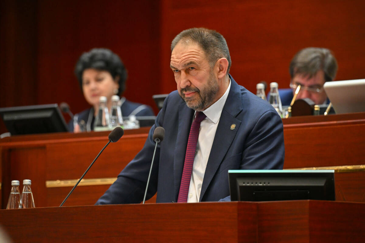 Премьер-министр Татарстана Алексей Песошин сегодня на заседании Госсовета представил отчет Правительства РТ – рассказал о состоянии экономики и обозначил приоритеты развития – от промышленности и бюджета до социальной повестки. Мы выбрали 10 ключевых заявлений.