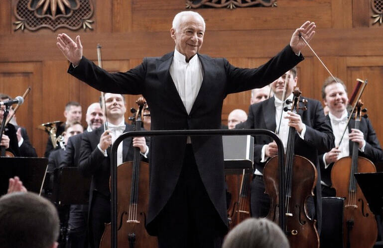 Международный фестиваль «Рахлинские сезоны», который организует и проводит ГАСО РТ, в этом году удивил публику необычным концертом. «Кармен-сюиту» Щедрина, «Павану» Форе и «Болеро» Равеля оркестр впервые исполнил под управлением Владимира Спивакова. С какой датой совпало это выступление и как маэстро завершил вечер, – в репортаже «Татар-информа».