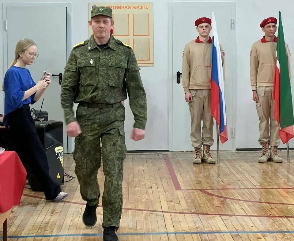 «Я должен быть рядом с нашими ребятами»: боец СВО из Буинска сделал подарок школе