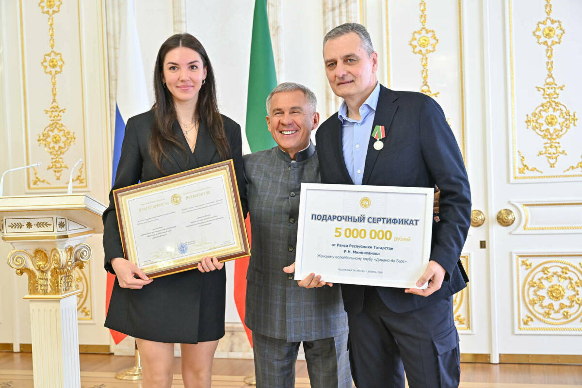 Минниханов поздравил «Динамо-Ак Барс» с чемпионством и вручил сертификат на 5 млн рублей