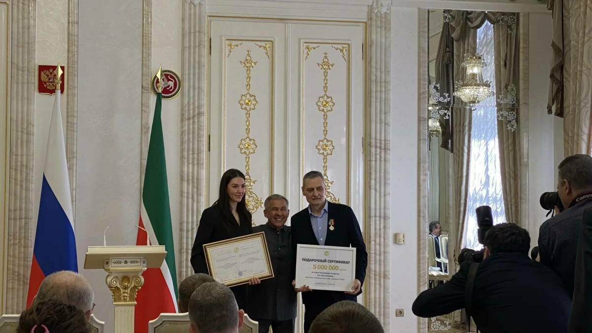 Минниханов поздравил «Динамо-Ак Барс» с чемпионством и вручил сертификат на 5 млн. рублей