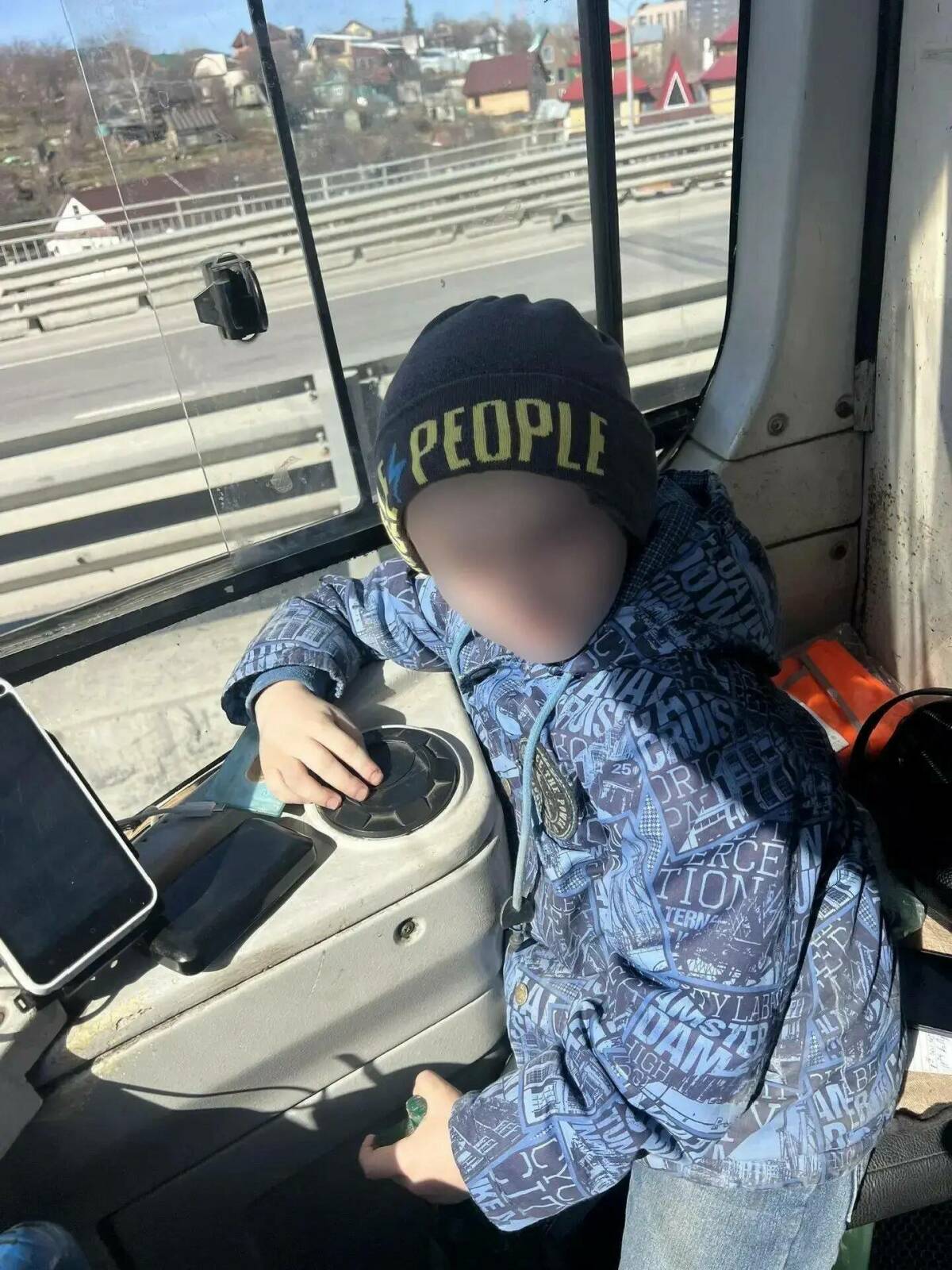 Водитель трамвая из Казани помог потерявшемуся 5-летнему ребёнку