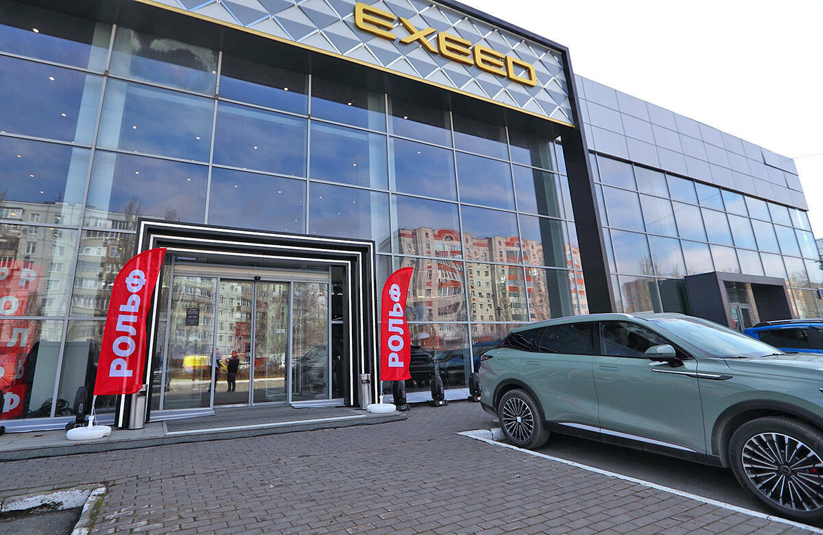 В Казани открылся первый дилерский центр РОЛЬФ. Важно, что там будут заниматься продажей не только новых автомобилей, но и авто с пробегом и ввезенных параллельным импортом. Какие еще услуги доступны казанцам и какие марки будут доступны клиентам – в материале «Татар-информа».