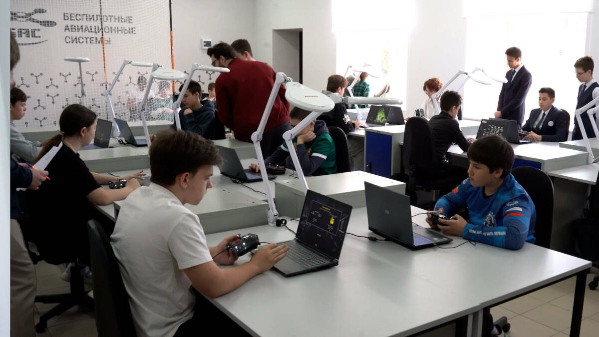 Школьники Казани представили разработки дронов на фестивале «Небо будущего – детям!»