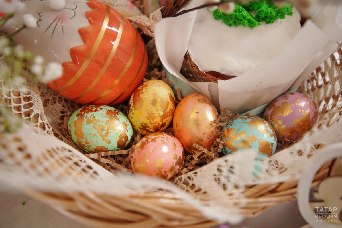 Депутат Госдумы предложил учить школьников печь куличи и расписывать яйца перед Пасхой