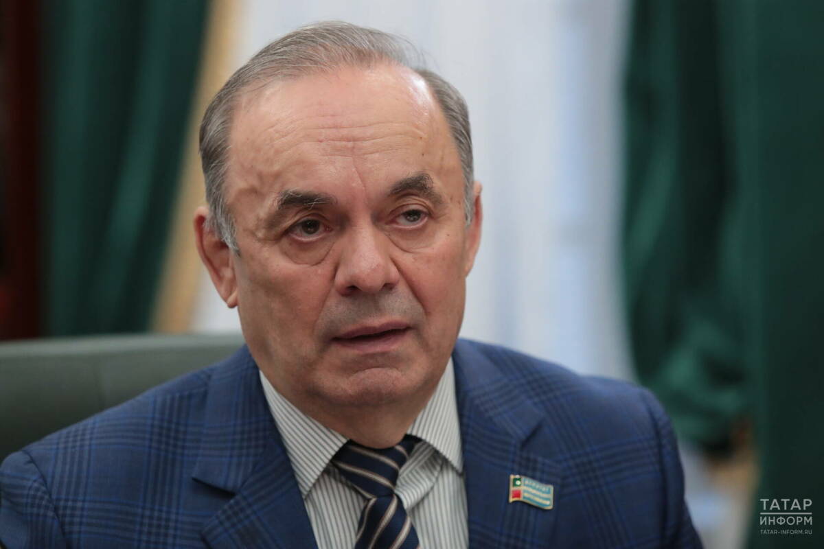 Экзам Губайдуллин поздравил муниципальных служащих РТ с Днем местного самоуправления