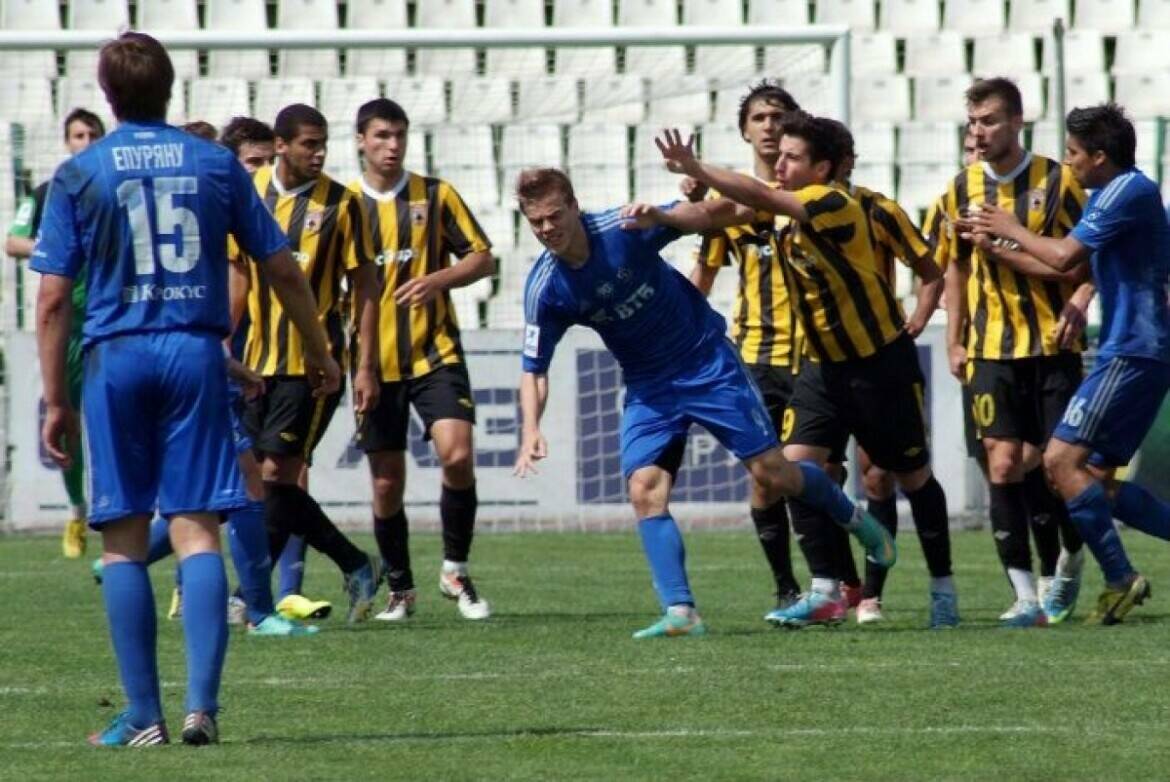 Футболист подрался с болельщиком после отказа сделать совместное фото