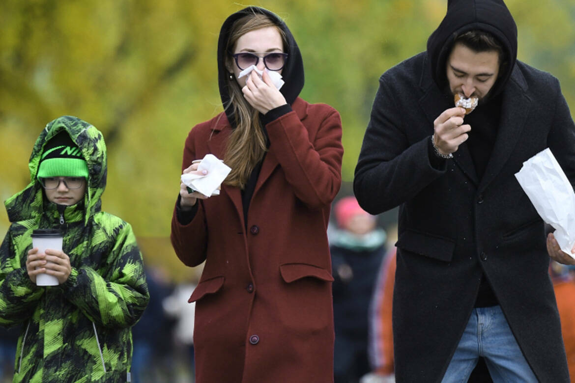 В Минздраве РФ предупредили о раннем старте сезона цветения березы – самого агрессивного аллергена средней полосы России. Пик цветения из-за теплой весны может начаться уже в эти дни. Это создает риски для аллергиков. «Татар-информ» узнал у аллергиков, как они переживают этот период, и спросил у врача, что поможет забыть об аллергии на годы.