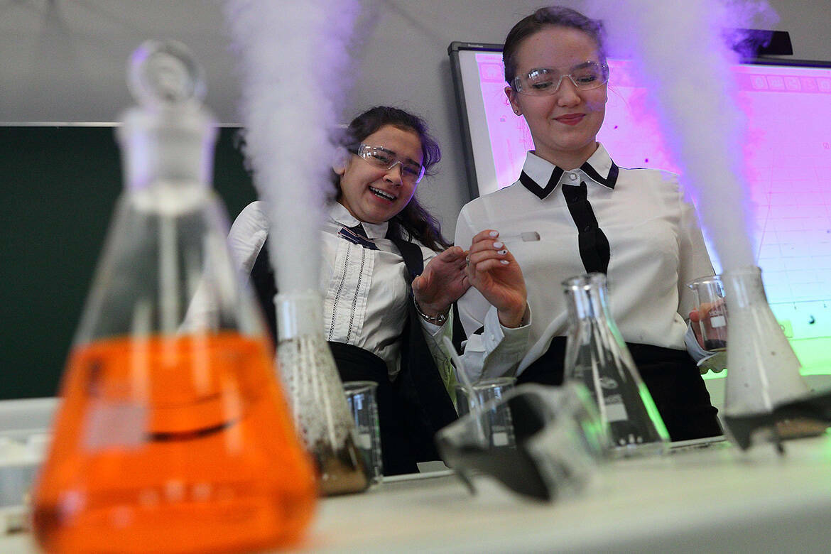 Порядок выплаты денежного поощрения учителям физики, химии и биологии, которые показывают высокие результаты в обучении школьников, планируют принять в Татарстане. Соответствующее постановление Правительства РТ проходит антикоррупционную экспертизу.