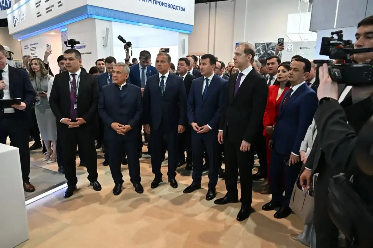 Рустам Минниханов осмотрел выставку «Иннопром. Центральная Азия»