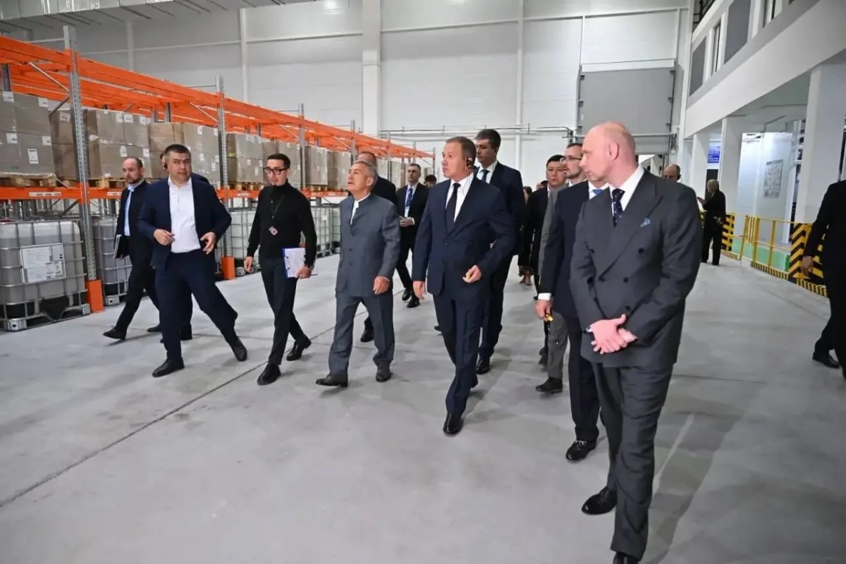 Минниханов в ходе визита в Узбекистан посетил промпарк в Навои