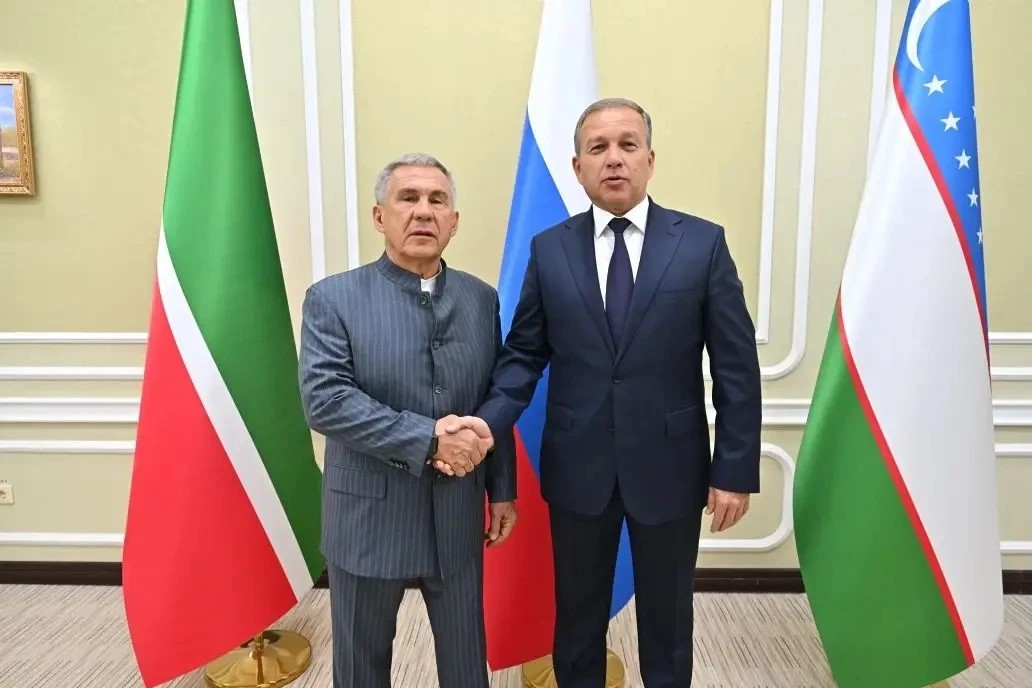 Раис РТ обсудил реализацию совместного промпроекта с главой узбекской Навоийской области