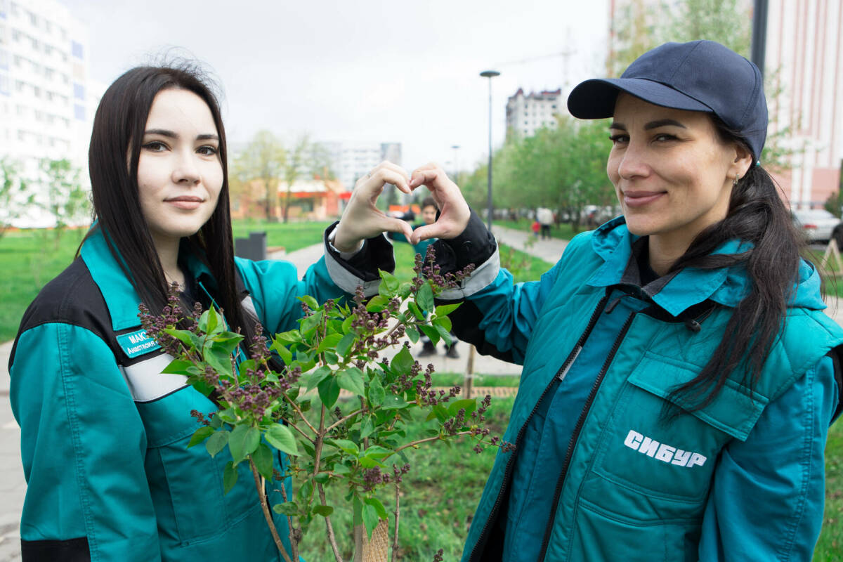 Партнерство государства и бизнеса – один из ключевых факторов развития малых городов. На форуме «Малая родина – сила России» исполнительный директор, член правления СИБУРа, председатель совета директоров НКНХ Игорь Климов рассказал, как компания создает рабочие места и развивает городскую среду – от образования и спорта до экологии и медицины.