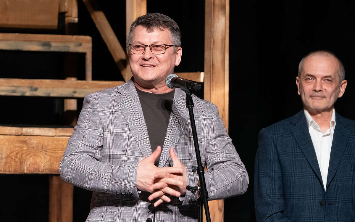 В апреле в Казани прошли гастроли уфимского татарского театра «Нур». Открылись они номинированной на «Золотую маску» «Горой», а на закрытии главреж театра стал заслуженным деятелем искусств РТ. Мы поговорили с директором «Нура» о том, как прошли гастроли, почему «Гора» оказалась слегка затянутой и что еще театр выдвинул на «Золотую маску».