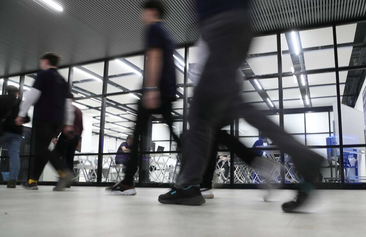 Семь поджогов вышек сотовой связи и объектов на железной дороге произошло в Татарстане с начала года. Большая часть терактов и диверсий были совершены подростками, нанятыми за деньги кураторами из-за границы. О том, как подростки получают огромные сроки, решив заработать, кто их на это толкает и что делать родителям, – в материале «Татар-информа».