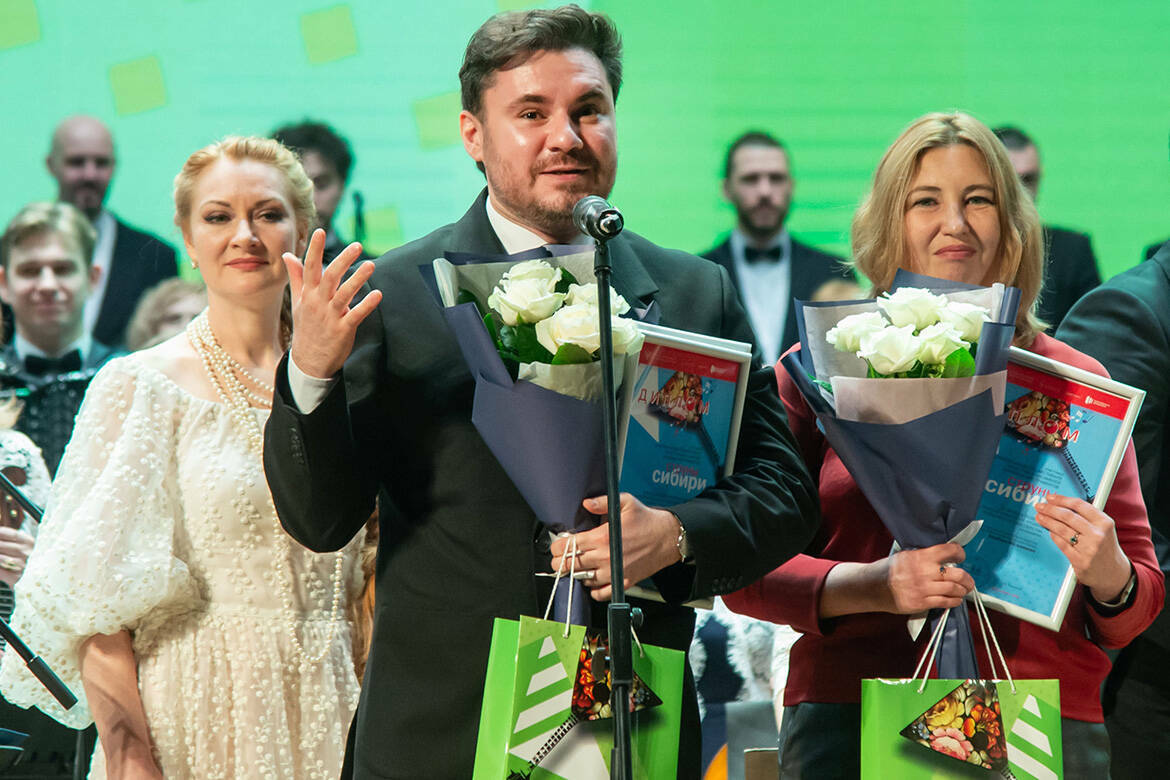 В Новосибирске состоялась премьера кантаты для оркестра, хора и солистов «Сибирская сага», музыку к которой написал Эльмир Низамов. О том, как татарские авторы создали произведение о Сибири, как композитор подбирал поэтическую основу и формулировал главную идею сочинения, а также звучит ли в нем «моң», он рассказал в интервью «Татар-информу».