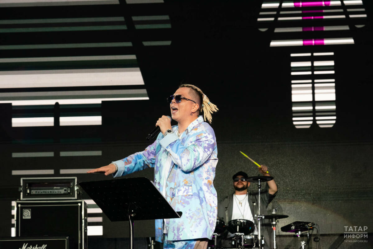 Элвин Грей в Оренбурге спел вместе с трёхлетней фанаткой