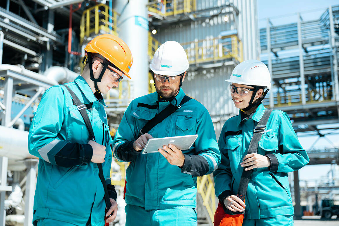 Инвестиции в людей и загрузка смежников: как НКНХ нарастил производство на падающем рынке