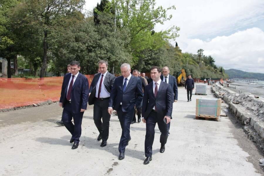 В Сухуме проверили участок набережной, который реконструируется при участии Татарстана