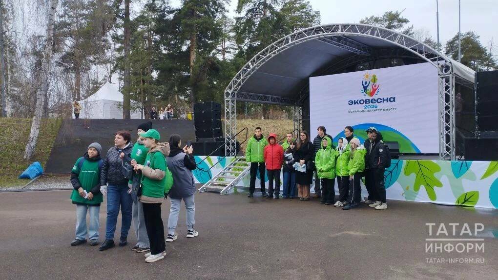 Саженцы кедров, мусор со дна озера и бодрая разминка: как прошел центральный субботник в Казани